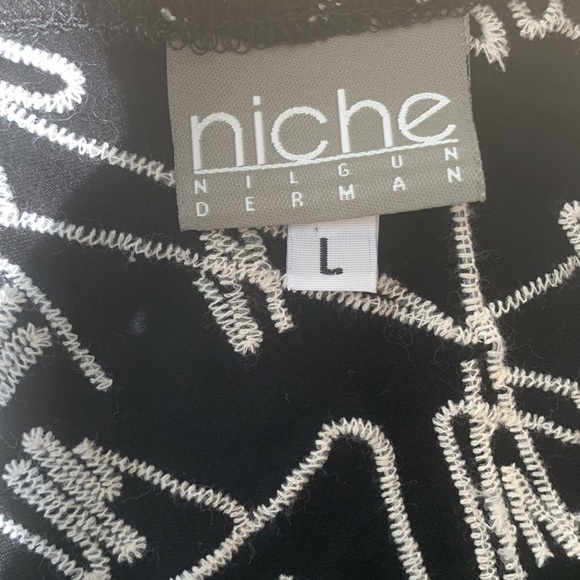 NICHE Nilgun Derman Zig Zag Jersey Embroidered Asymmetrical Hem Top - Picture 4 of 5